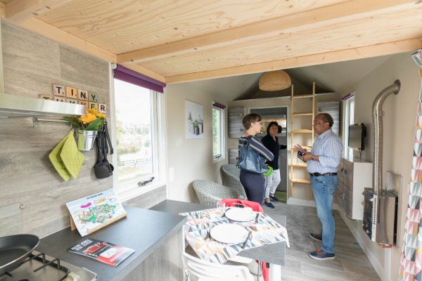 Roselien Slagers wethouder gemeente Wierden bekijkt Tiny house op Vitaliteitsmarkt